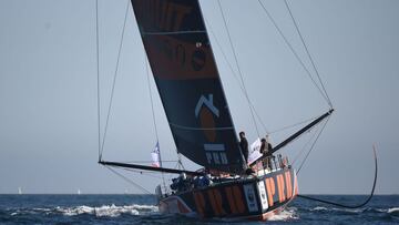 Imagen de Kevin Escoffier en el barco Imoca 60 manohull "PRB" con el que competía en la Vendée Globe.