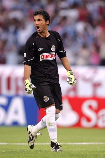 Luis Michel se formó en las fuerzas básicas de Chivas de Guadalajara, club en el que no pudo tener mucha participación en su primera etapa. Debido a esto, se fue a préstamo a Santos Laguna; con los laguneros sólo jugó dos partidos en el Clausura 2005. Después regresó al Rebaño; a partir del Clausura 2007, tras la salida de Oswaldo Sánchez, se ganó la titularidad.