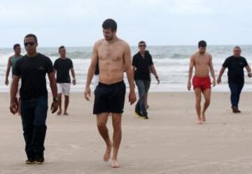 La selección combate el calor en la playa de Fortaleza