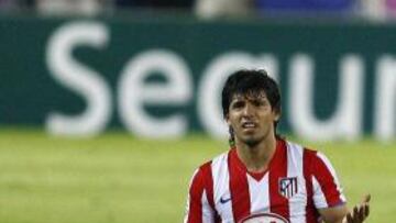 <b>DESCANSO.</b> El técnico rojiblanco, Javier Aguirre, podría dejar fuera al argentino en el partido ante el Liverpool.