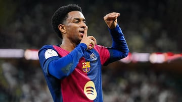 Su mejor temporada en el Barcelona. Un velocista en el carril izquierdo. Una lesi¨®n en el b¨ªceps femoral le ha frenado en seco en el tramo final de la temporada. De la Fuente sigue sin llamarlo.