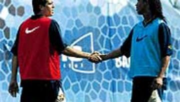 <b>¿SALUDO O DESPEDIDA?</b> Ronaldinho coincidió con Riquelme en la sesión matinal de ayer. Será la última vez que se vean este año.