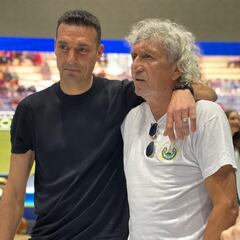 Jorge ‘Mágico’ González recibe a Lionel Scaloni en El Salvador