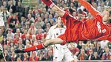 <b>ACIERTO. </b>Crouch marcó así un gol espectacular, su segundo.