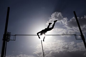 Mohammed Q. Alsadiq, del equipo Al Watan, compite en la final de salto con p¨¦rtiga masculina de los Juegos Sauditas, el evento deportivo m¨¢s importante de Arabia Saud¨ª. En este bello atardecer, el fotogr¨¢fo ha captado un momento preciso en el que parece que el atleta trata de alcanzar el sol con su salto. Magn¨ªfica fotograf¨ªa.