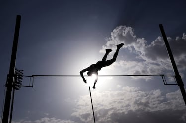 Mohammed Q. Alsadiq, del equipo Al Watan, compite en la final de salto con pértiga masculina de los Juegos Sauditas, el evento deportivo más importante de Arabia Saudí. En este bello atardecer, el fotográfo ha captado un momento preciso en el que parece que el atleta trata de alcanzar el sol con su salto. Magnífica fotografía.