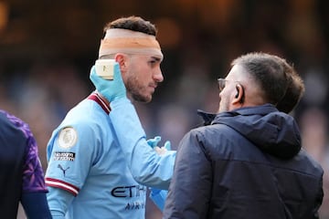 El central español del Manchester City se ha golpeado la cabeza con el codo del jugador del Brentford FC Ethan Rupert Pinnock. Al de Agen ha sido atendido sobre el terreno de juego durante cuatro minutos ya que la hemorragia no cesaba. Le han tenido que vendar la cabeza. 