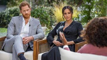 Esta imagen sin fecha publicada el 7 de marzo de 2021 por cortes&iacute;a de Harpo Productions muestra al pr&iacute;ncipe Harry de Gran Breta&ntilde;a (izquierda) y su esposa Meghan (C), duquesa de Sussex, en una conversaci&oacute;n con la presentadora de televisi&oacute;n estadounidense Oprah Winfrey.