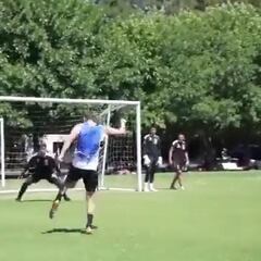 El golazo de Christian Santos que ilusiona a los hinchas de Colo Colo