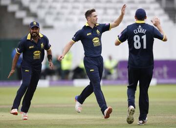 Warwickshire's Chris Woakes (C) celebrates the wicket of Surrey's Gareth Batty