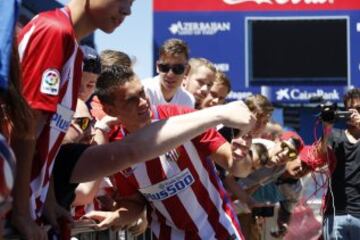 Los aficionados que acudieron al Vicente Calderón disfrutaron de los nuevos fichajes, Santos Borré y Diogo Jota.