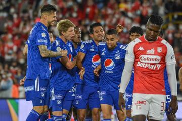 El equipo de Alberto Gamero derrotó 0-2 a Independiente Santa Fe y lidera la reclasificación. Felipe Román y Daniel Giraldo marcaron los goles en El Campín.