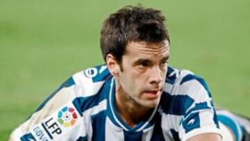 <b>LESIONADO. </b>Xabi Prieto, tumbado sobre el césped tras recibir una entrada de un rival.