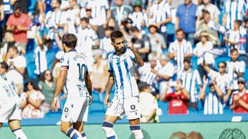 SAN SEBASTI?N, 24/09/2023.- Brais M¨¦ndez (d), centrocampista de la Real Sociedad celebra el gol de su equipo durante el partido liguero que enfrent¨® al Real Sociedad y el Getafe en el estadio Anoeta en San Sebasti¨¢n, este domingo. EFE/ Javier Etxezarreta