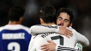 El centrocampista del Real Madrid Francisco Alarc&oacute;n &quot;Isco&quot; (d) celebra su gol, cuarto del equipo, con el portugu&eacute;s Cristiano Ronaldo, durante la semifinal del Mundial de Clubes que se disputa esta tarde en Marrakech (Marruecos). 