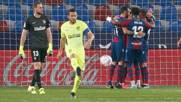 Los jugadores del Levante celebran el gol al Atlético.