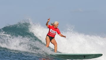 Laura Blears surfeando una ola con el pelo blanco, ya de mayor, en Hawái.