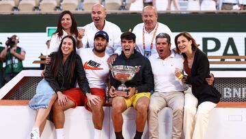 Carlos Alcaraz, con parte de su familia después de ganar Roland Garros.
