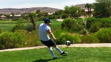 El Rat&oacute;n Ayala, jugando Footgolf