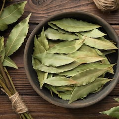 La razón por la que deberías dejar una hoja de laurel detrás de la puerta si quieres ahorrarte algún enfado durante el verano