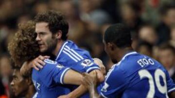 David Luiz abraza a Juan Mata ante la mirada de Samuel Eto&#039;o.
 
 