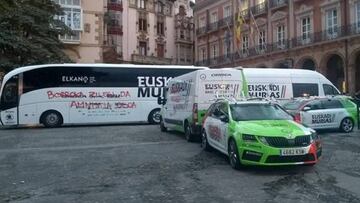 Vehículos de CCC y Murias aparecen con pintadas