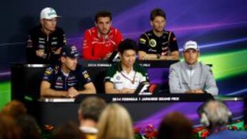 Bianchi, de rojo, durante la rueda de prensa de la FIA. 