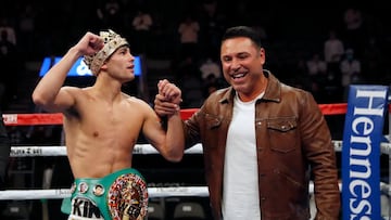 Ryan García con su representante Óscar de la Hoya.