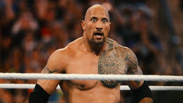 Dwayne "The Rock" Johnson es una de las estrellas de acción más taquilleras de Hollywood. Su carrera cinematográfica despegó después de su éxito como luchador profesional, y se ha consolidado como un actor popular y un "resucitador de franquicias".Su primera aparición cinematográfica fue en 'El regreso de la momia' en 2001.Su primer papel protagónico en el cine fue en el spin-off de esa película, 'El Rey Escorpión' al año siguiente. Entre su filmografía más icónica están títulos como: 'Fast & Furious', 'Jumanji' o 'Moana'.
