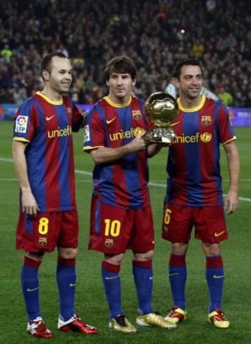 Xavi, Iniesta y Messi coparon el podio para el Balón de Oro en 2010. Premio que al fnal alzaría el argentino.