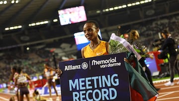 Beatrice Chebet celebra su triunfo en los 5000 m.