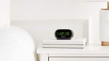 Con pantalla LED y luz nocturna: así es este reloj despertador digital Amazon Basics