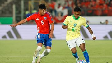 Darío Osorio pelea un balón con Rodrygo.