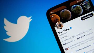Elon Musk enters Twitter HQ with axe swinging
