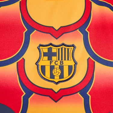 El Horóscopo Chino establece que el 2024 se celebrará el Año del Dragón. Este ser mitológico simboliza el poder espiritual supremo. El club blaugrana ha querido transmitir a toda su afición asiática sus mejores deseos para este nuevo período con una nueva línea de ropa deportiva inspirada en la celebración del Año del Dragón. Se trata de un conjunto de prendas formado por una camiseta Prematch, una Anthem Jacket y dos chándales.