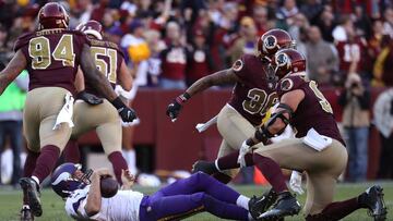 LANDOVER, MD - NOVEMBER 13: Quarterback Sam Bradford #8 of the Minnesota Vikings is sacked by outside linebacker Preston Smith #94 of the Washington Redskins in the fourth quarter at FedExField on November 13, 2016 in Landover, Maryland. Rob Carr/Getty Images/AFP
== FOR NEWSPAPERS, INTERNET, TELCOS & TELEVISION USE ONLY ==