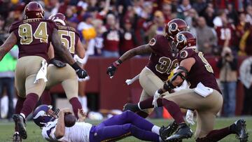 LANDOVER, MD - NOVEMBER 13: Quarterback Sam Bradford #8 of the Minnesota Vikings is sacked by outside linebacker Preston Smith #94 of the Washington Redskins in the fourth quarter at FedExField on November 13, 2016 in Landover, Maryland.   Rob Carr/Getty Images/AFP
 == FOR NEWSPAPERS, INTERNET, TELCOS &amp; TELEVISION USE ONLY ==