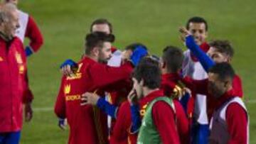 Piqué fue silbado por algunos de los 500 aficionados que vieron el entrenamiento de España en Las Rozas, aunque también se escucharon tímidos aplausos. Los futbolistas más aclamados en la Ciudad del Fútbol fueron Morata, Sergio Ramos, Casillas y Aduriz, una de las grandes novedades de la lista de Del Bosque.