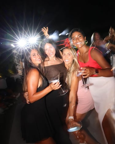 Entre las asistentes a la fiesta se encontraba Sofía Balbi, esposa del uruguayo Luis Suárez. 