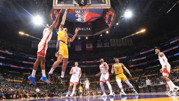 En una nueva exhibición de ‘El Rey’ (48+8), los Lakers derrotaron a los Rockets. James ya está a 316 del récord de Abdul-Jabbar. Toscano jugó como suplente.