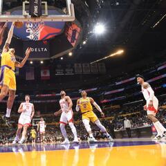 LeBron se acerca al récord de Kareem y Toscano deja la titularidad