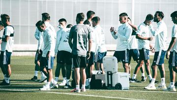 Los jugadores del Celta beben agua durante la pausa en un entrenamiento.