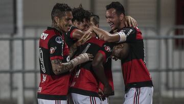 BRA110. R&Iacute;O DE JANEIRO (BRASIL), 20/09/2017.- Juan (c) de Flamengo celebra luego de anotar contra Chapecoense hoy, mi&eacute;rcoles 20 de septiembre de 2017, durante un partido entre Flamengo y Chapecoense, por la Copa Sudamericana en el estadio Il