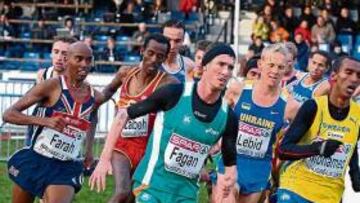 <b>LUCHA. </b>Un momento de la carrera, con todos los grandes favoritos en los primeros puestos.