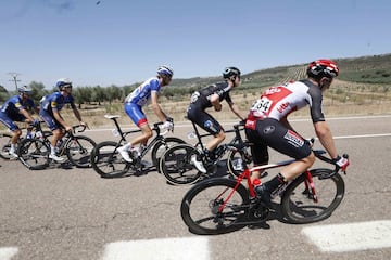 Un grupo de ciclistas durante la etapa de hoy. 



