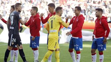 Jugadores del Almería y el Granada se saludan antes de comenzar el partido
