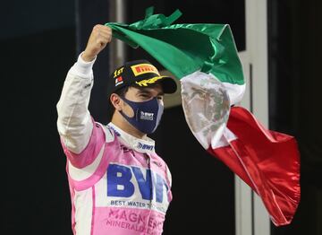 Sergio Pérez dio cátedra en el circuito de Bahrein para adjudicarse su primera victoria en Fórmula 1 y así romper una racha de 50 años sin que un mexicano ganara un GP de la máxima categoría del automovilismo. Gestión de gomas, gran ritmo, buenos rebases combinado con lo mal que lo hizo Mercedes en los boxes provocó que el de Racing Point subiera a lo más alto del podio.