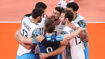 Tokyo (Japan), 05/08/2021.- Argentinan Facundo Conte (C) celebrates with his teammates winning a point in the first set during the second set of the women's seminfinal match between Argentina and France of the Volleyball events of the Tokyo 2020 Olympic Games, at Ariake Arena in Tokyo, Japan, 05 August 2021. (Francia, Japón, Tokio) EFE/EPA/MICHAEL REYNOLDS