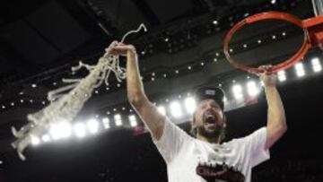 Sergio Llull se lleva la red de la canasta.