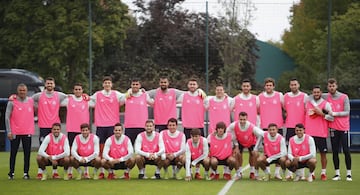 La Selección Española posa con los petos rosas como muestra de su respaldo con motivo de la celebración del Día Mundial contra el Cáncer de Mama de 2021, que se celebrará el próximo 19 de octubre. 